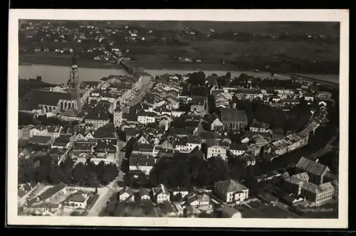 AK Braunau am Inn, Luftaufnahme mit Altstadt und Innbrücke