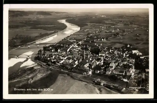AK Braunau am Inn, Luftaufnahme, Stadtansicht mit Inn und Brücke