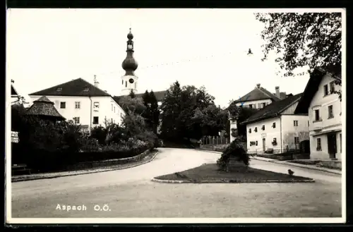 AK Aspach /O.Ö., Platz mit Kirche