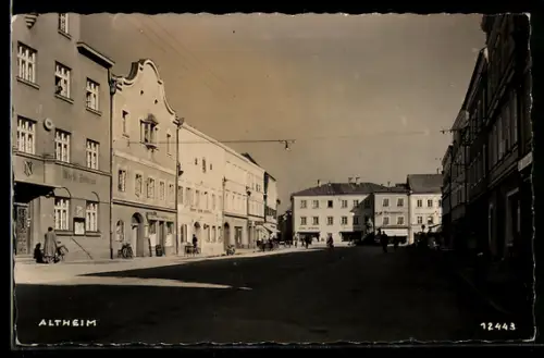 AK Altheim, Hauptplatz mit Strassen- und Häuseransicht