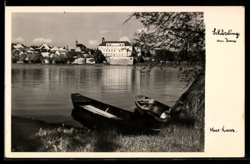 AK Schärding am Inn, Stadtansicht mit Ruderbooten am Ufer