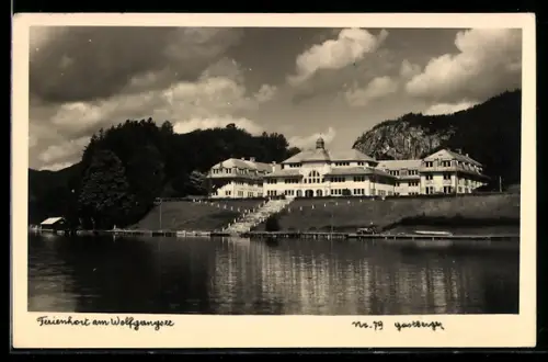 AK St. Gilgen am Wolfgangsee, Uferansicht mit grossem Ferienhort am Wolfgangsee