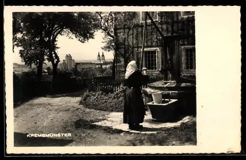 AK Kremsmünster, Frau am Brunnen, Stift im Hintergrund