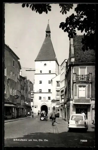 AK Braunau am Inn, Stadttor mit Uhrturm und Strasse