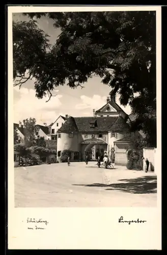 AK Schärding am Inn, Stadttor mit Durchfahrt und Kirche im Hintergrund