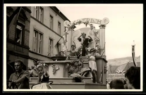 Foto-AK Berncastel, Mosella-Winzerfest, Festwagen