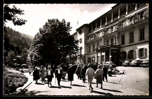 AK Wildbad im Schwarzwald, Hotel Quellenhof mit Strassenpartie