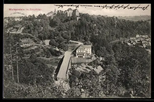 AK Wolkenstein im Erzgebirge, Strassenpartie mit Blick zum Schloss