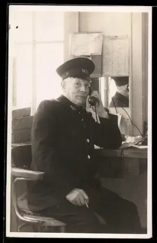 Foto-AK Beamter in Uniform am Telefon