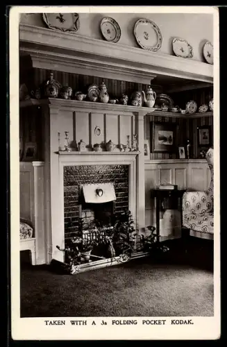 AK Inneneinrichtung mit Kamin und Porzellantellern aufgenommen mit Kodak-Fotoapparat