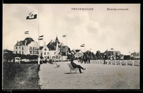 AK Travemünde, Strandpromenade mit Fahnenschmuck