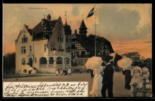 AK Travemünde, Hotel Strandhaus-Becker mit Spaziergängern am Abend
