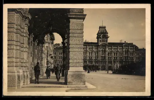 AK Trieste, Municipio e archi con passanti
