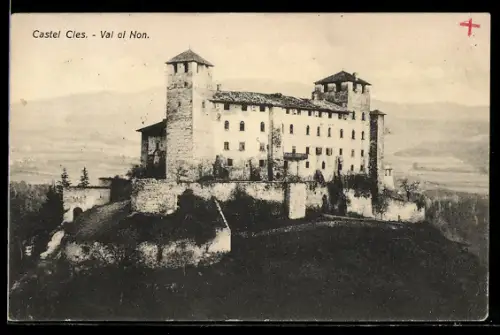 AK Cles /Val di Non, Castel Cles su collina panoramica