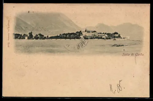 AK Isola di Garda, Veduta panoramica dell`isola con villa storica e vegetazione rigogliosa sul lago