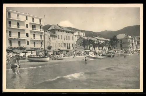 AK Alassio, Pensione Giannina sul mare con barche e bagnanti sulla spiaggia