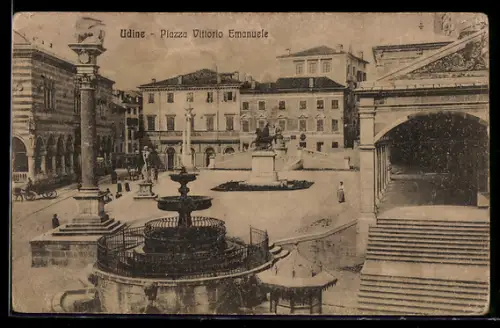 AK Udine, Piazza Vittorio Emanuele con fontana e monumento al centro