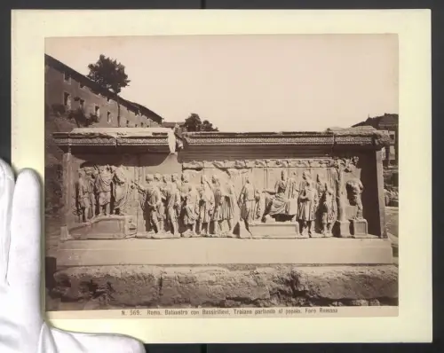 Fotografie unbekannter Fotograf, Ansicht Roma, Balaustro con Bassirilievi, Traiano parlando al popolo, Foro Romano