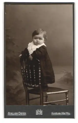 Fotografie Atelier Osten, Berlin, Frankfurter Allee 109/112, Kind auf Stuhl stehend