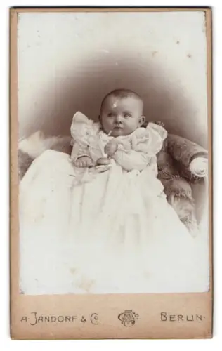 Fotografie A. Jandorf & Co., Berlin, Spittelmarkt 16/17, Porträt eines Kleinkindes in weissem Kleid