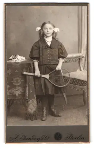 Fotografie A. Jandorf & Co., Berlin, Bellealliancestr. 1/2, Mädchen mit Tennisschläger
