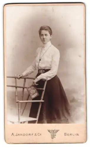 Fotografie A. Jandorf & Co, Berlin, Spittelmarkt 16/17, Frau mit Stuhl und Buch