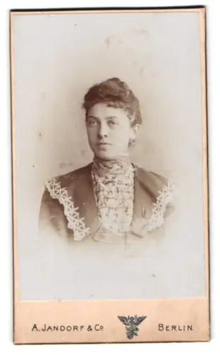 Fotografie A. Jandorf & Co., Berlin, Grosse Frankfurterstr. 113, Porträt einer Frau