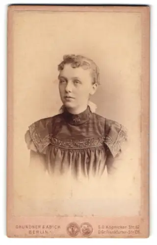 Fotografie Grundner & Abich, Berlin, Köpenicker-Str. 62, Porträt einer jungen Frau