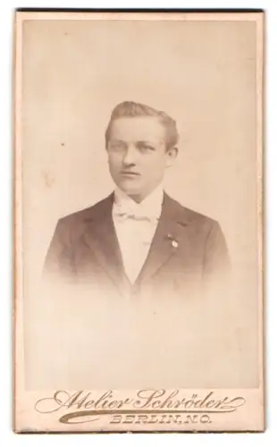 Fotografie Atelier Schröder, Berlin, Grosse Frankfurter Strasse 117, Porträt eines jungen Mannes