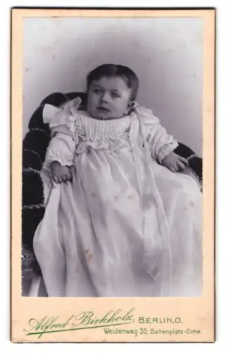 Fotografie Alfred Birkholz, Berlin, Weidenweg 35, Kleinkind in weissem Taufkleid
