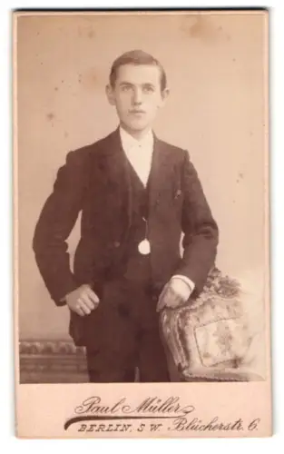 Fotografie Paul Müller, Berlin, Blücherstr. 6, Eleganter junger Mann mit Anzug