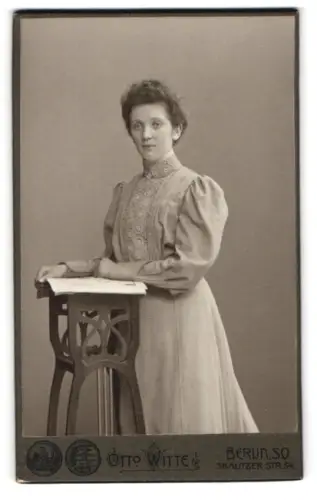 Fotografie Otto Witte, Berlin, Skalitzer Strasse 54, Porträt einer Dame am Lesepult