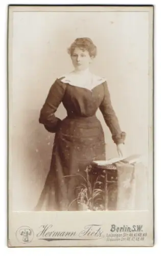 Fotografie Hermann Tietz, Berlin, Leipziger Strasse 46, Frau in elegantem Kleid