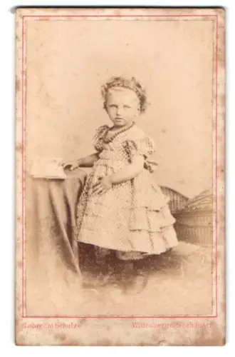 Fotografie Lebrecht Schulze, Wittenberge i. P., Kleinkin in kariertem Kleid