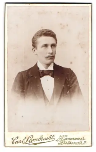 Fotografie Carl Lambrecht, Hannover, Luisenstr. 3, Porträt eines eleganten Mannes