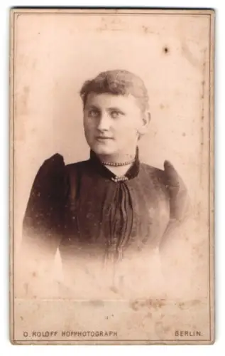 Fotografie O. Roloff, Berlin, Unter den Linden 24, Porträt einer Frau im dunklen Kleid