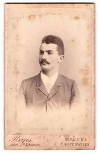 Fotografie A. Regis, Berlin, Prinzenstrasse 44, Porträt eines Mannes mit Schnurrbart