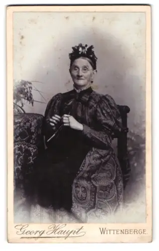 Fotografie Georg Haupt, Wittenberge, Perleberger Strasse 150, Ältere Dame mit Strickwerk