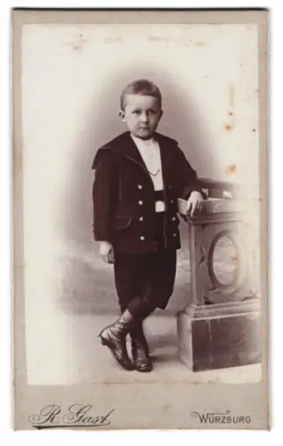 Fotografie R. Gast, Würzburg, Eichhornstrasse 7, Porträt eines Jungen in eleganter Kleidung