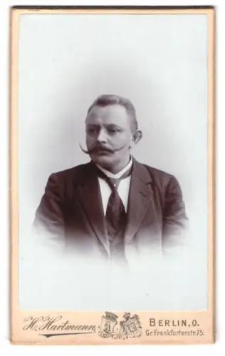 Fotografie H. Hartmann, Berlin, Gr. Frankfurterstr. 75, Porträt eines Herrn mit beeindruckendem Schnurrbart