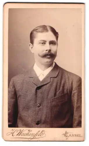 Fotografie H. Wachenfeld, Kassel, Weserstrasse 14, Porträt eines Mannes mit prächtigem Schnurrbart