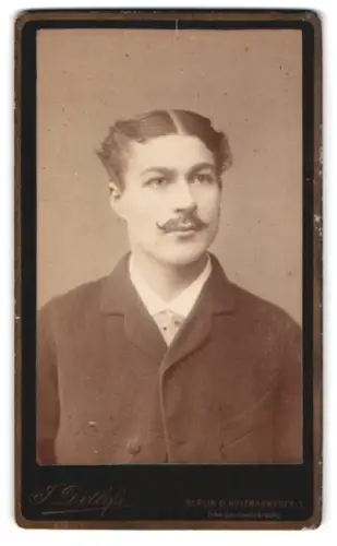 Fotografie J. Detlefs, Berlin, Holzmarktstr. 1, Porträt eines eleganten jungen Herrn