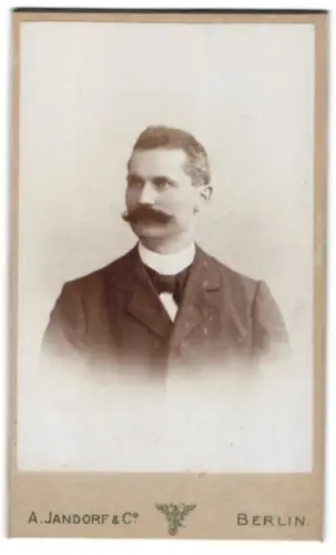 Fotografie A. Jandorf & Co., Berlin, Grosse Frankfurter Strasse 113, Porträt eines Herrn mit markantem Schnurrbart