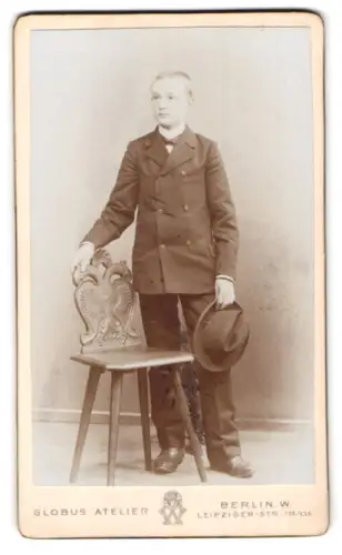 Fotografie Globus Atelier, Berlin, Leipziger-Str. 132/135, Eleganter Junge mit Hut