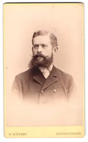 Fotografie W. Höffert, Dresden, See Strasse 10, Portrait eines Herrn mit Bart