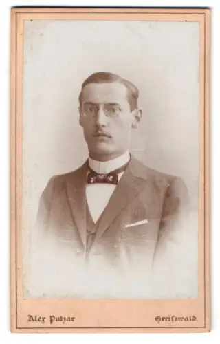 Fotografie Alex Putzar, Greifswald, Bahnhofstrasse 53, Porträt eines eleganten Herrn mit Brille