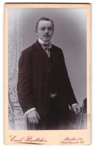 Fotografie Emil Boettcher, Berlin, Skalitzerstr. 62, Eleganter Herr mit Fliege