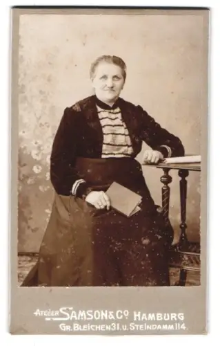 Fotografie Samson & Co., Hamburg, Gr. Bleichen 31, Dame mit Buch und Tisch