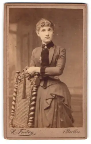 Fotografie R. Freitag, Berlin, Weinbergsweg 4, Elegante Dame mit Stuhl
