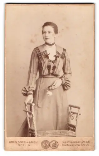 Fotografie Grundner & Abich, Berlin, Köpenicker Strasse 62, Frau mit Blume im Atelier